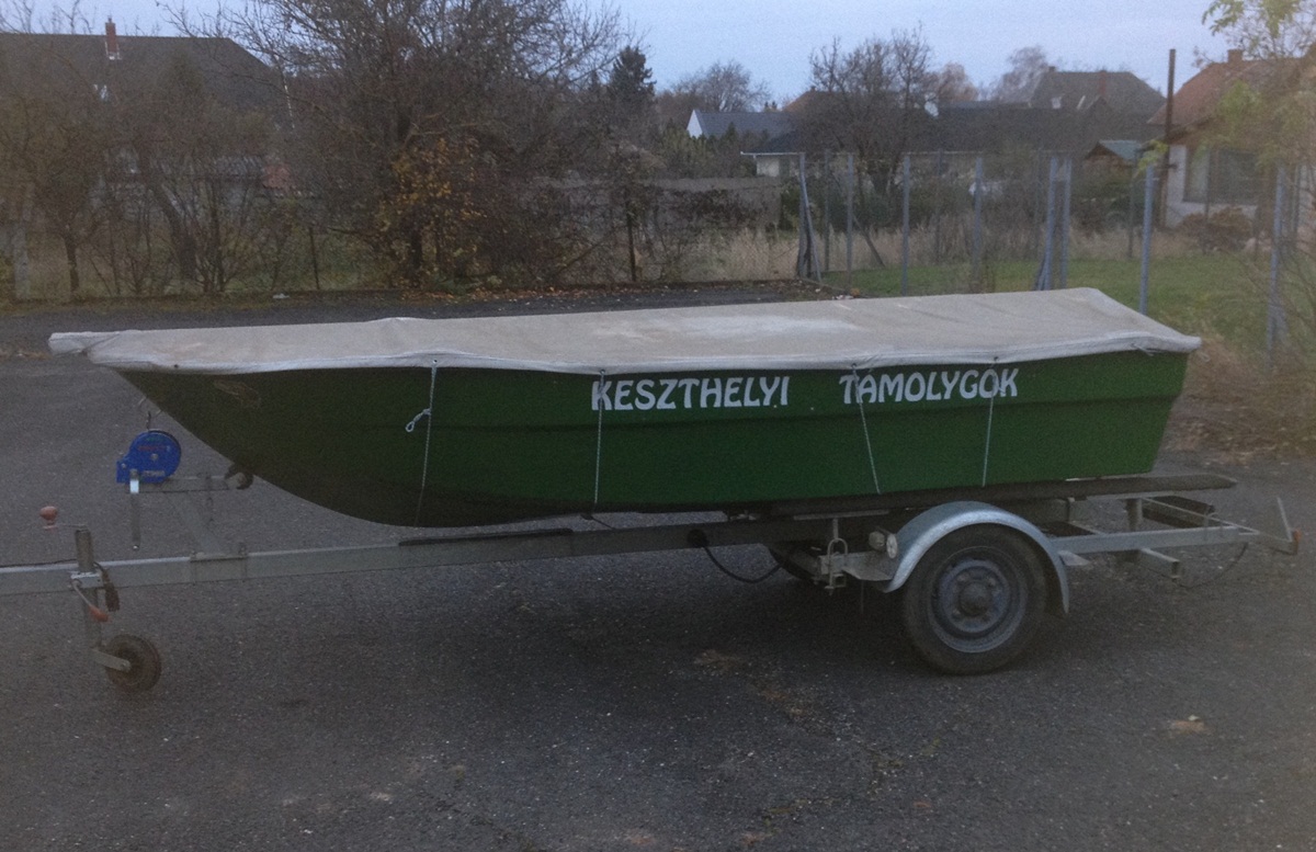 /tarhely/Csonakszallito_csonakkal.JPG